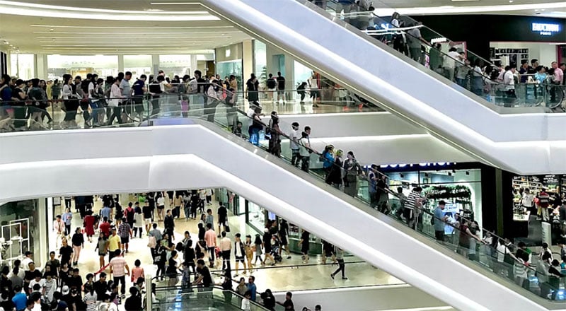 عرضه آیفون 17 در امارات با صف‌های طولانی در دبی مال