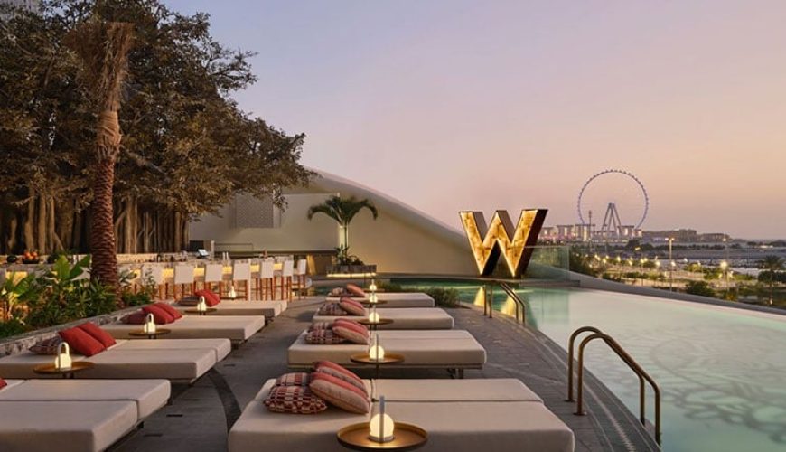 W Dubai برگزار کننده نفس‌گیری شناور و یوگا زیر ستارگان