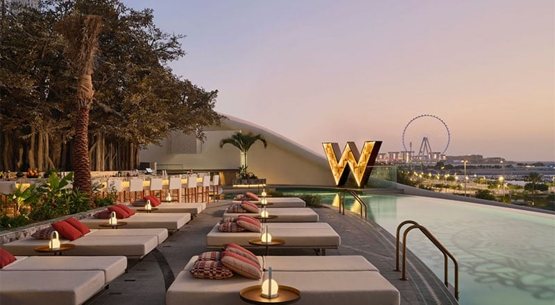 W Dubai برگزار کننده نفس‌گیری شناور و یوگا زیر ستارگان