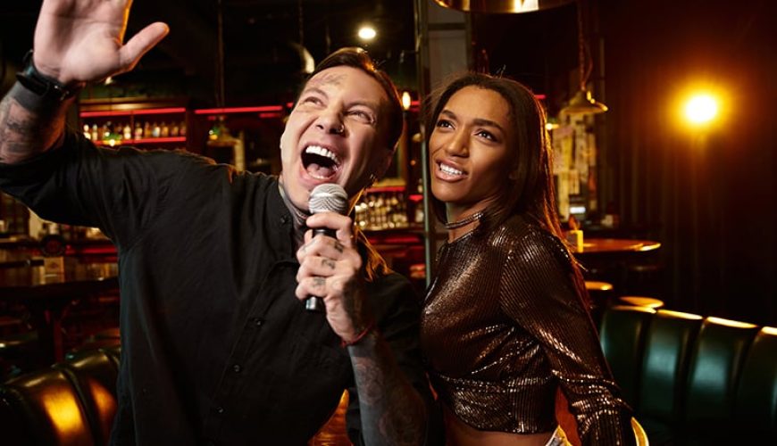 بهترین مکان‌های کارائوکه در ابوظبی برای خواندن با تمام وجود