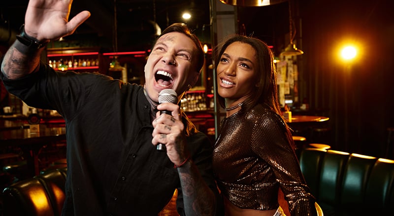 بهترین مکان‌های کارائوکه در ابوظبی برای خواندن با تمام وجود