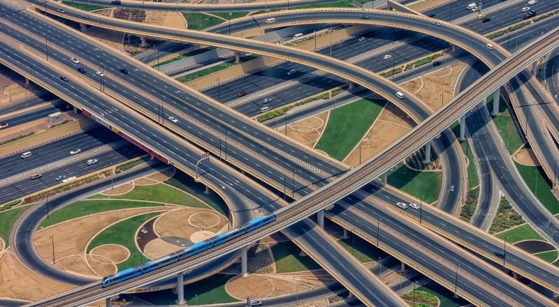 ارتقاءهای بزرگ جاده‌ای که ترافیک دبی را تسهیل می‌کنند