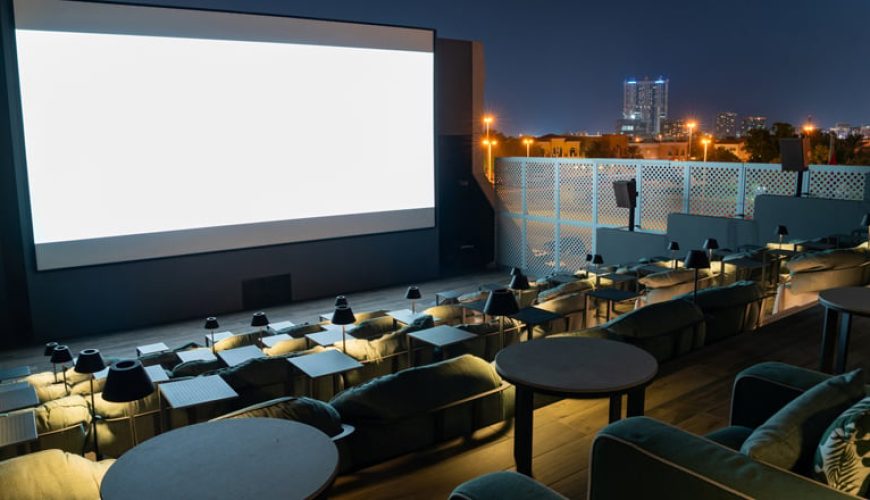 راز شب‌های زمستانی گرم و دلنشین: سینمای فضای باز روکسی در دبی بازگشایی شد