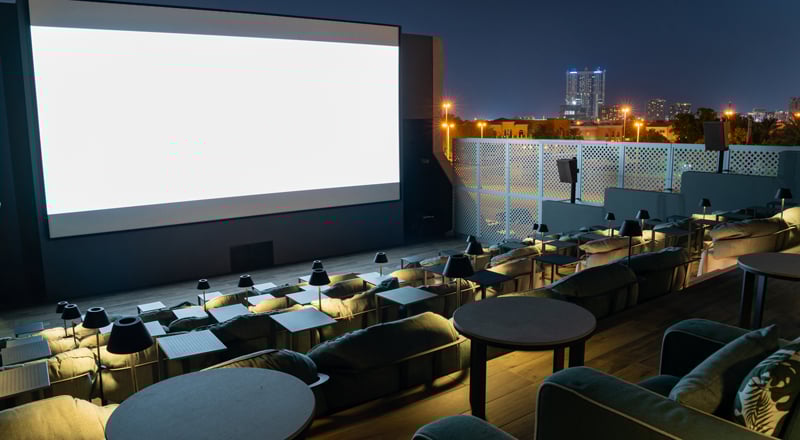 راز شب‌های زمستانی گرم و دلنشین: سینمای فضای باز روکسی در دبی بازگشایی شد