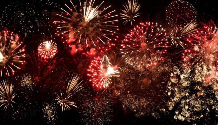 شما می‌توانید هر شب آتش‌بازی‌های شگفت‌انگیز دبی را در دسامبر مشاهده کنید